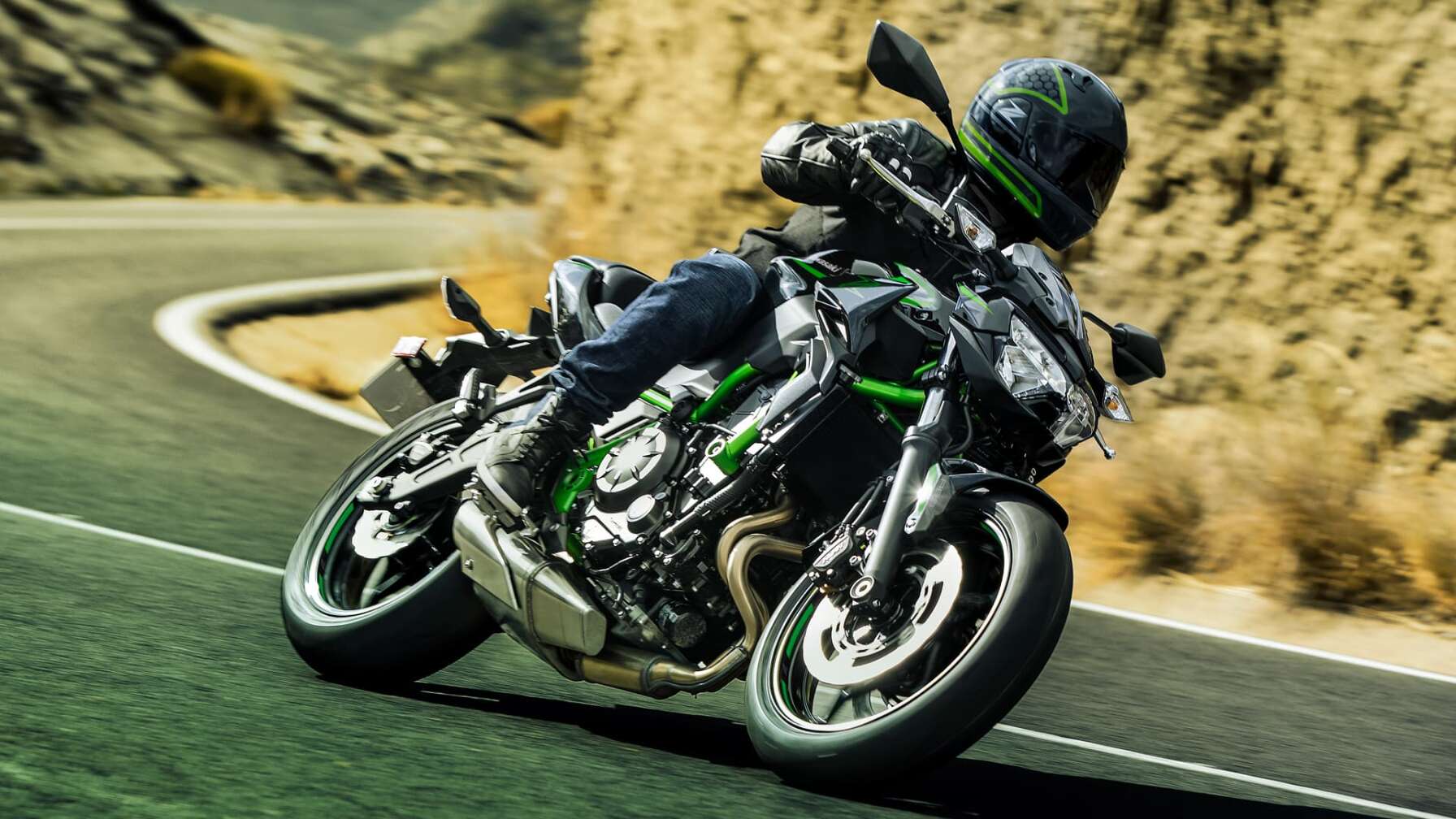 Eine Kawasaki Z650 fährt auf einer Rennstrecke