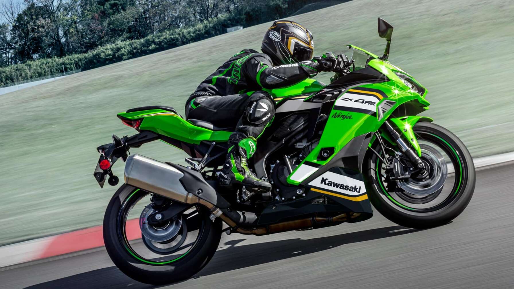 Eine Kawasaki Ninja ZX 4RR fährt auf einer Rennstrecke