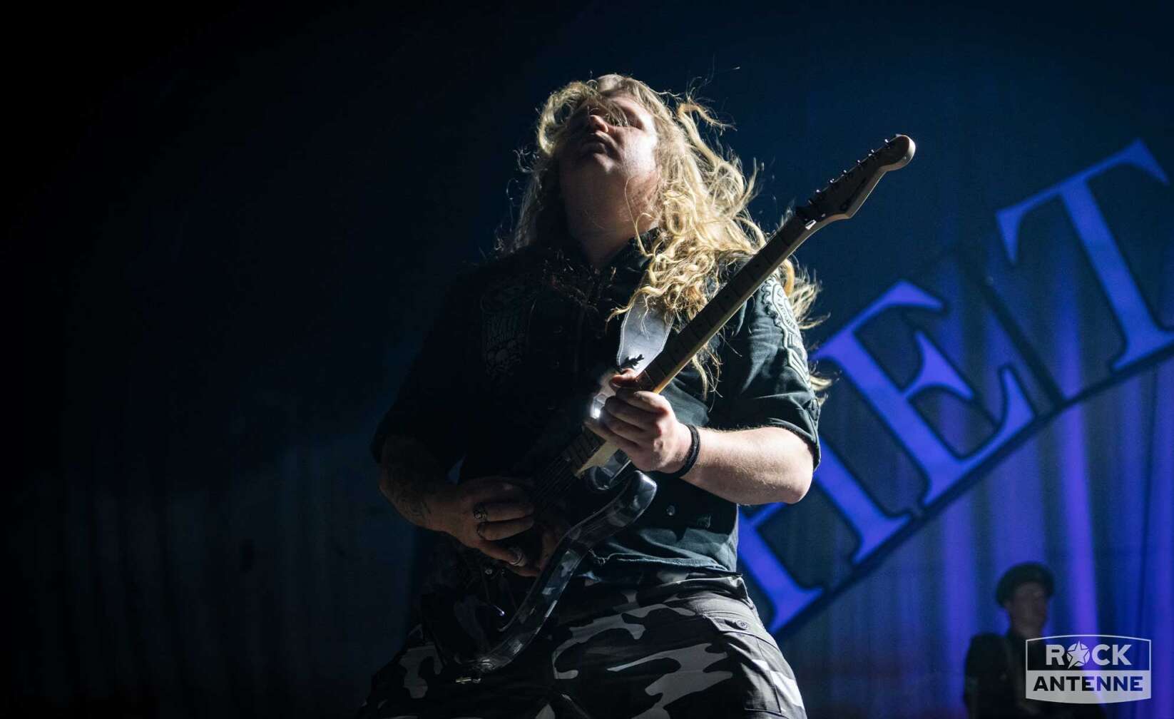 Bild vom Sabaton-Konzert von Tommy Johansson an der Gitarre