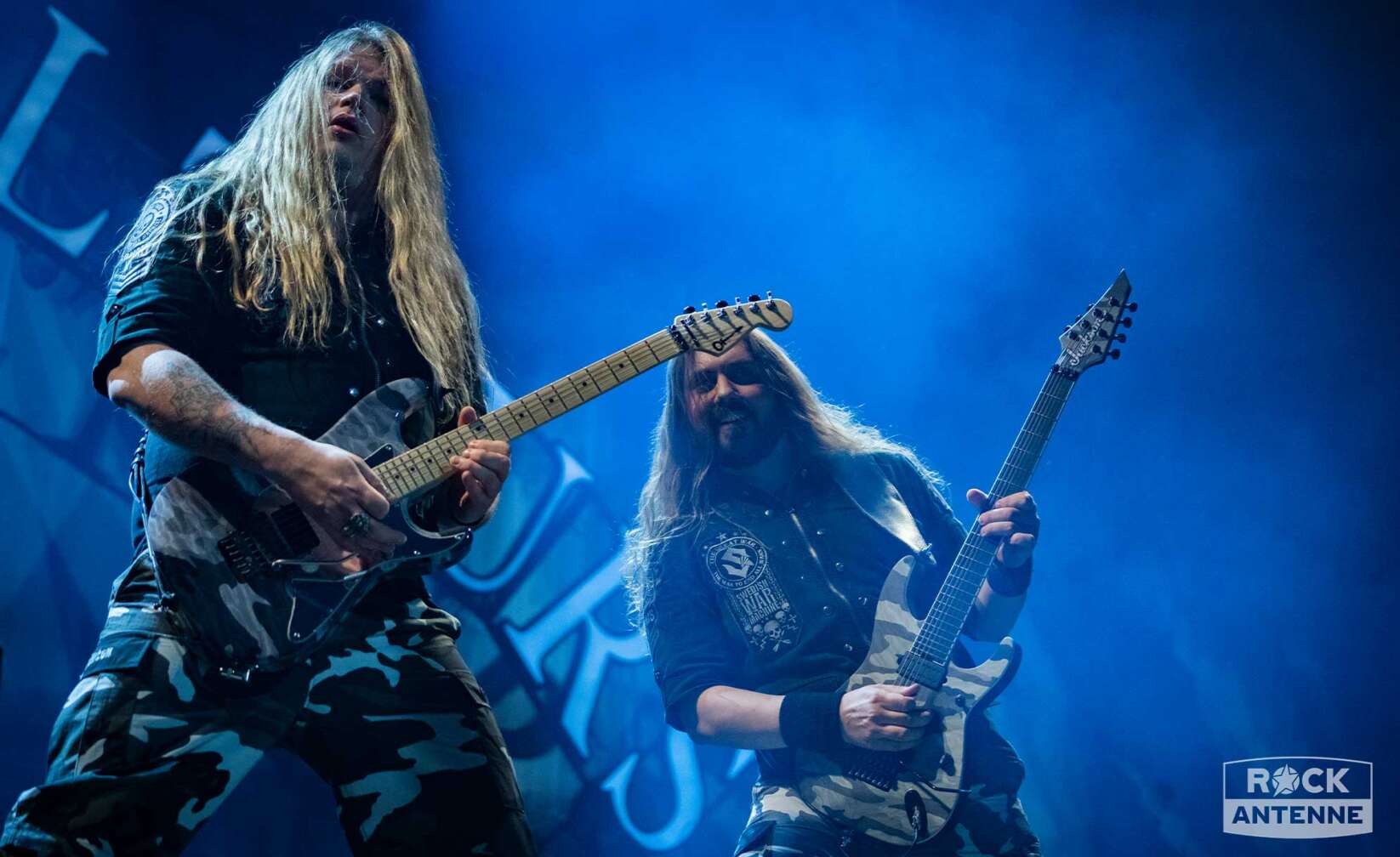 Bild vom Sabaton-Konzert - Tommy Johansson zusammen mit Chris Rörland an ihren Gitarren