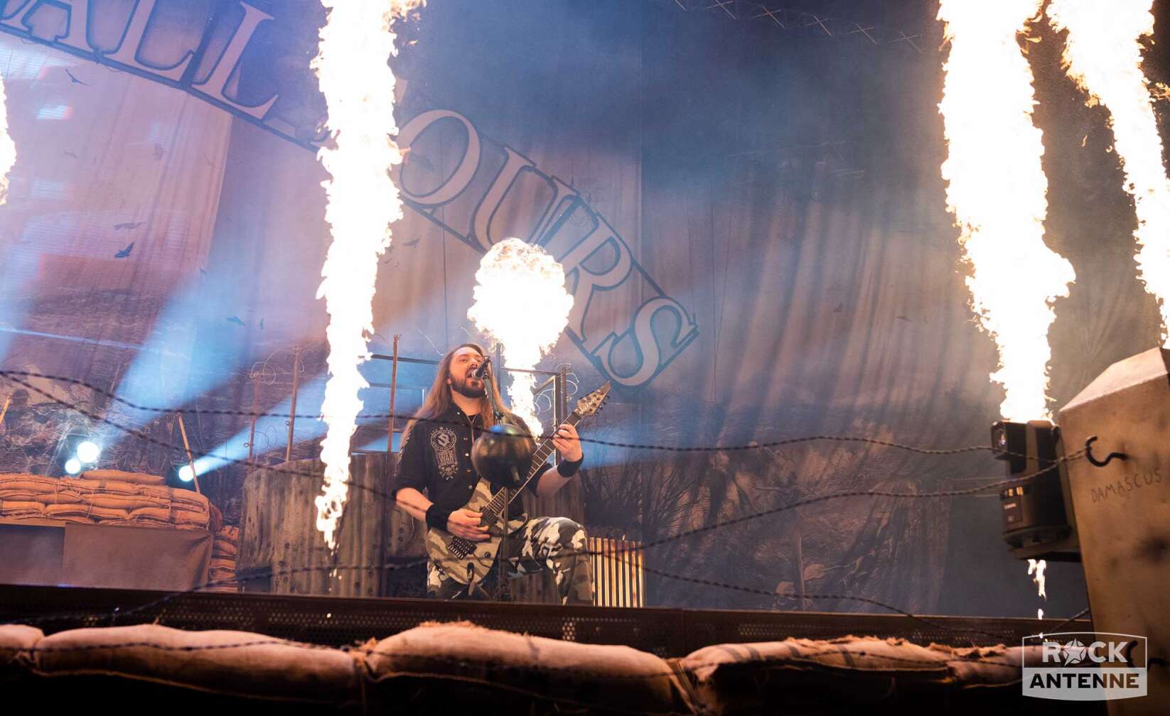 Bild vom Sabaton-Konzert, Chris Röland zwischen Feuersäulen