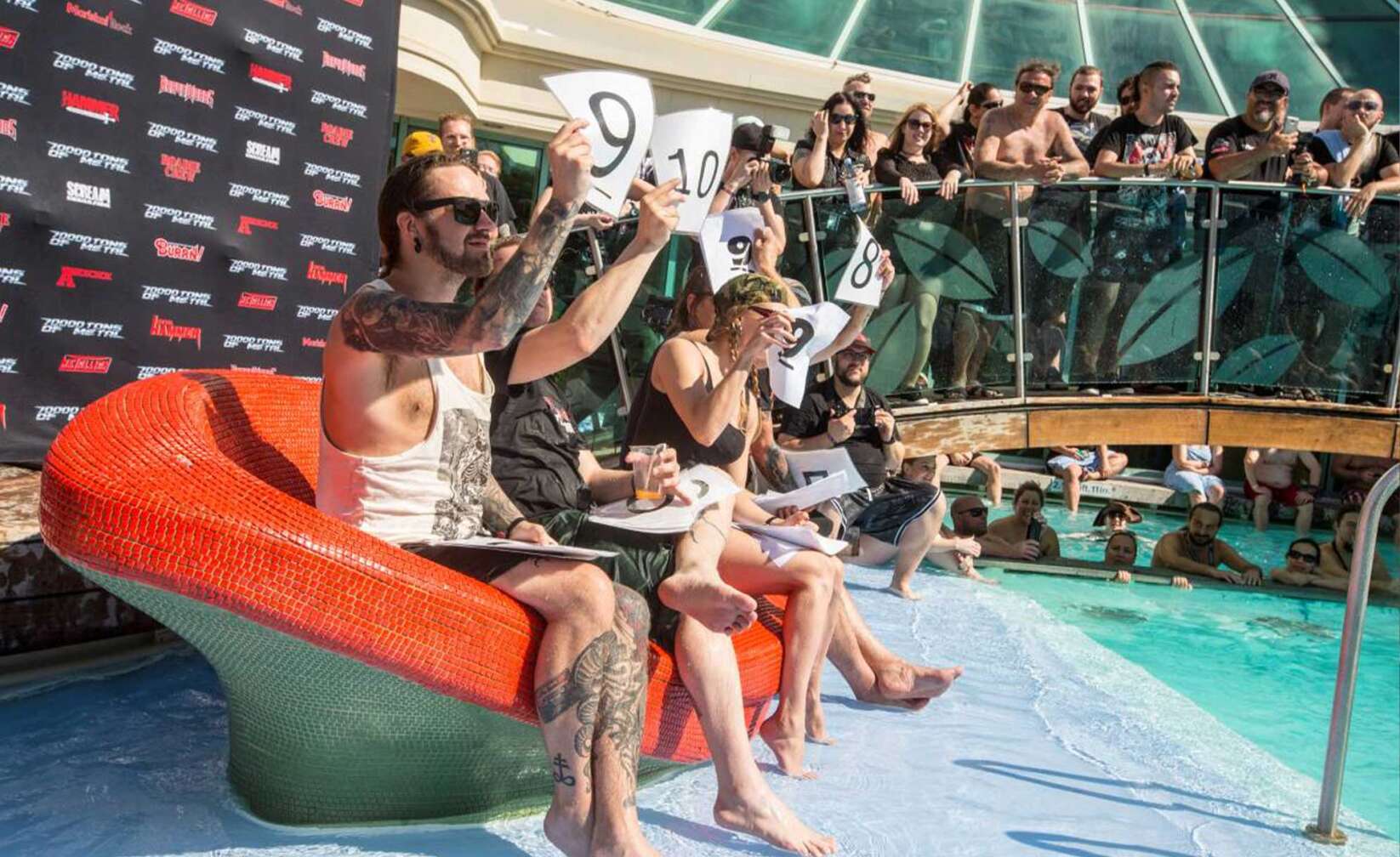 Bild von den 70000 Tons of Metal - Jury sitzt auf einem Sofa aus Stein und bewertet die Bauchplatscher