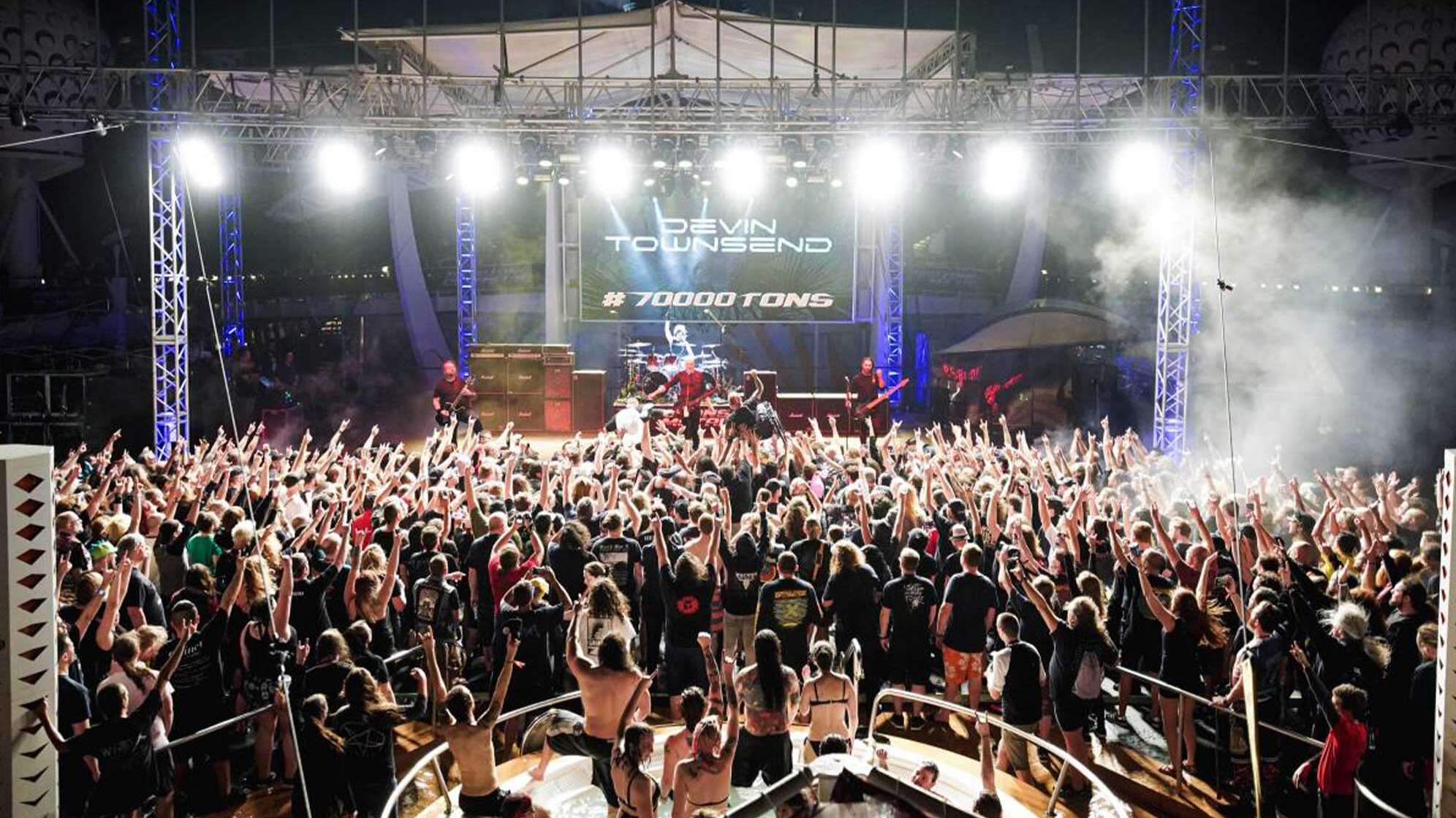 Bild von den 70000 Tons of Metal und einem großen Konzert an Deck der Cruise bei Nacht