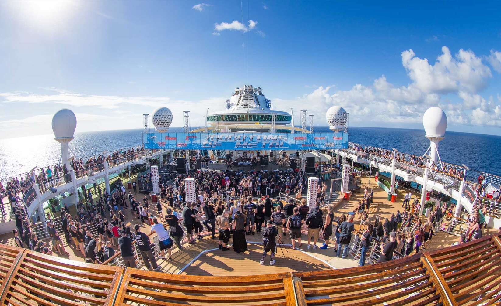 Bilder der 70000 Tons of Metal - Das Hauptdeck von oben mit vielen Menschen und einer Bühne