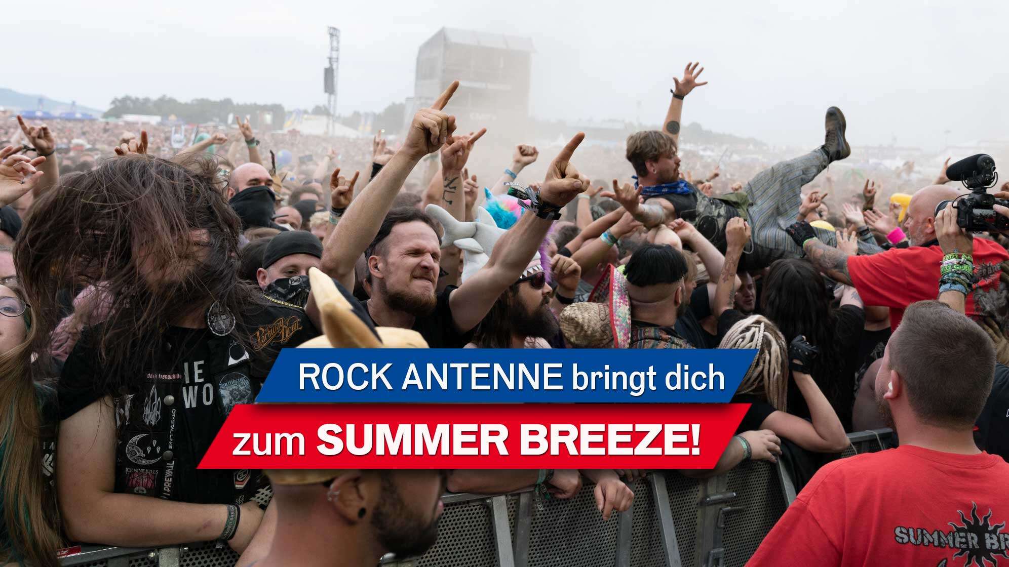 Rockfans beim Summer Breeze Open Air 2022 vor der Bühne