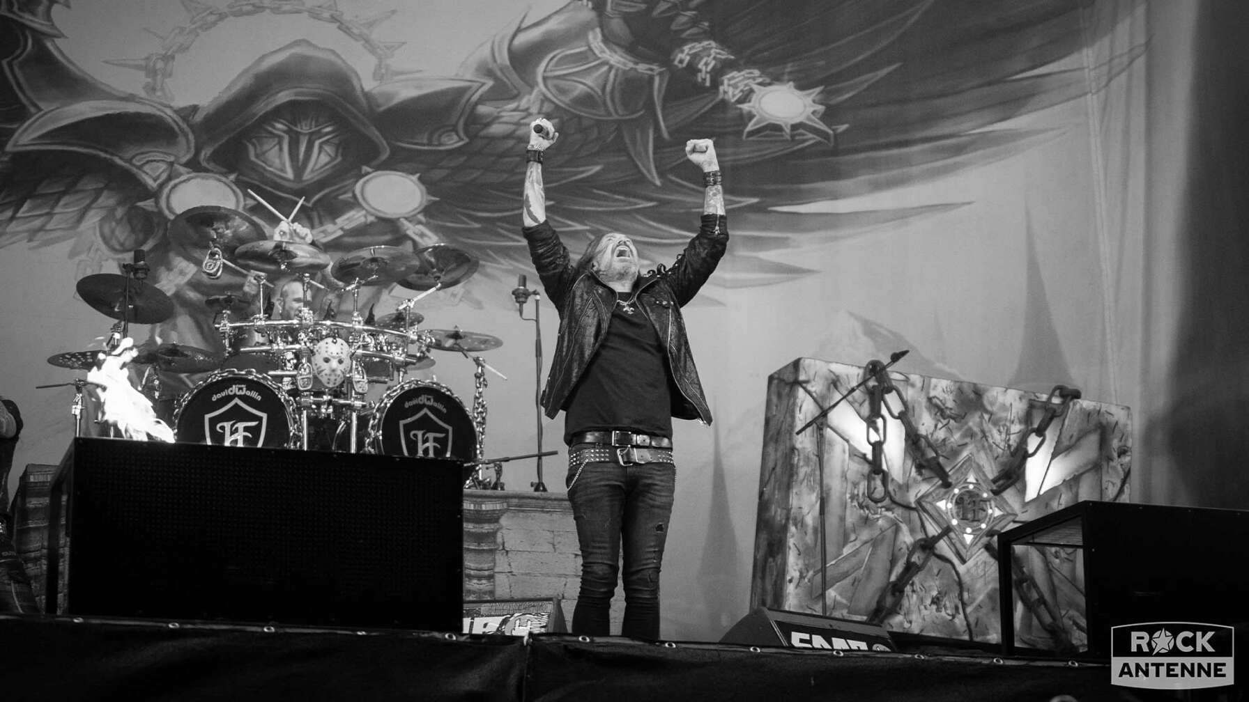 Ein Schwarz-Weiß-Foto der Band Hammerfall auf der Bühne des Summer Breeze Open Airs.