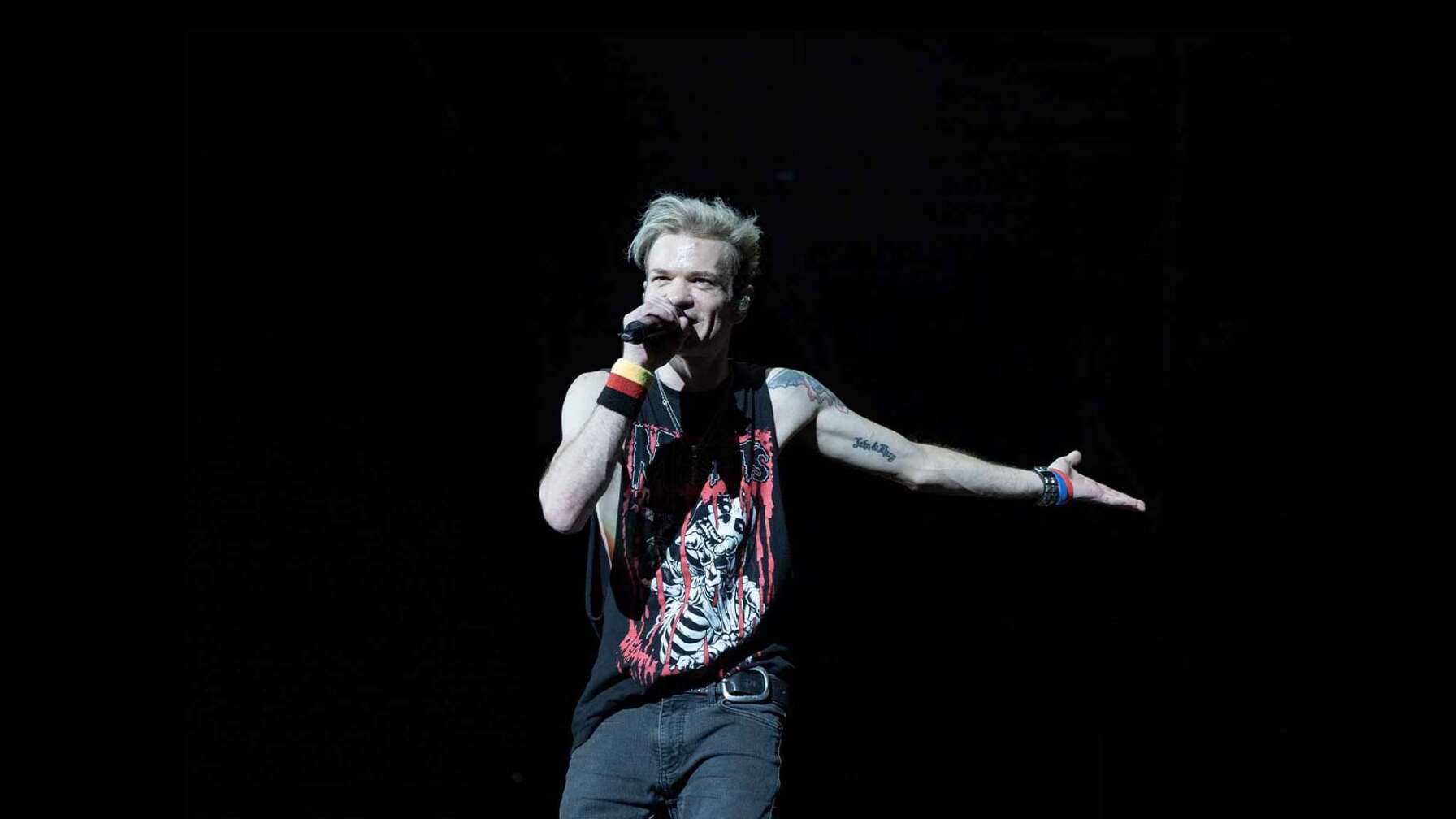 Sum 41-Frontmann Deryck Whibley auf der Bühne.