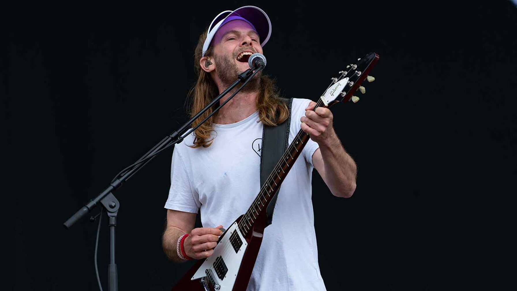 Sportfreunde Stiller-Frontmann Peter Brugger auf der Bühne von Rock im Park.