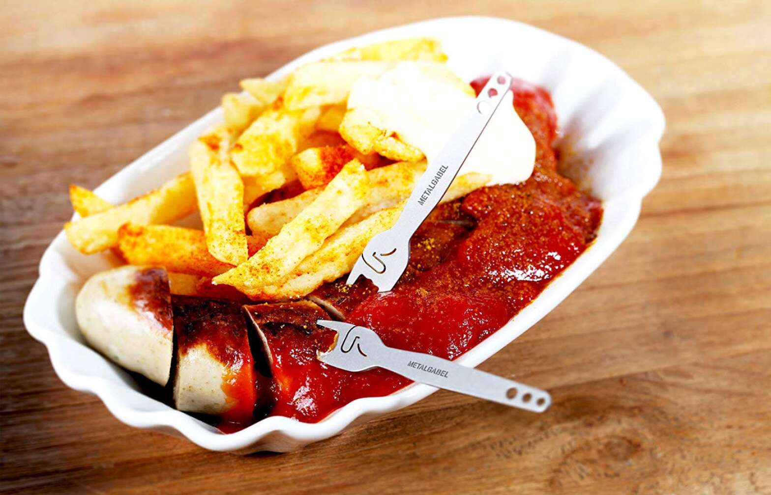 Currywurst mit Pommes mit Metallgabeln