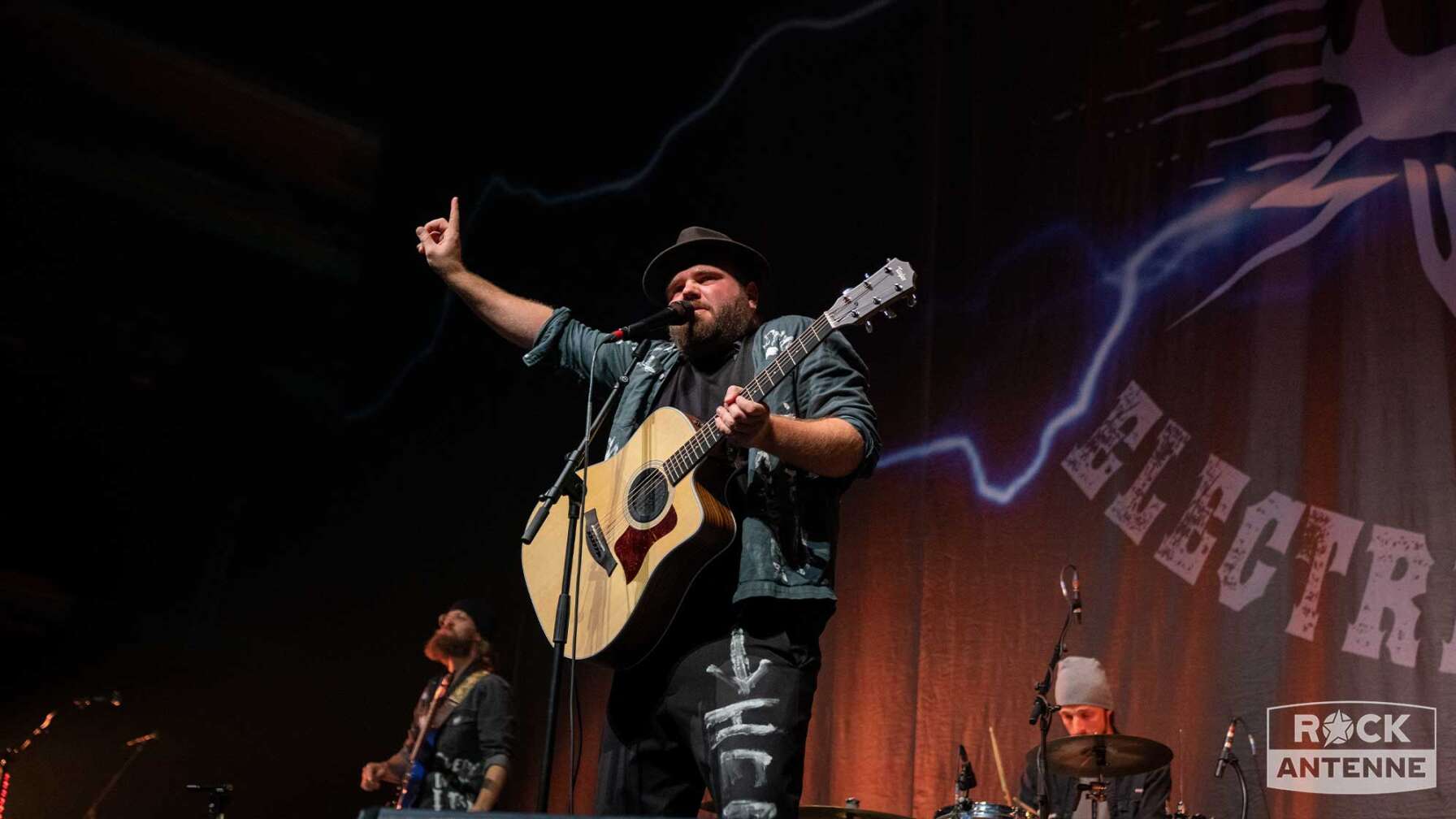 Ein Konzertfoto der Hamburger Bluesrock Band Wellbad live in München als Vorband von THE BOSS HOSS am 22.10.2023