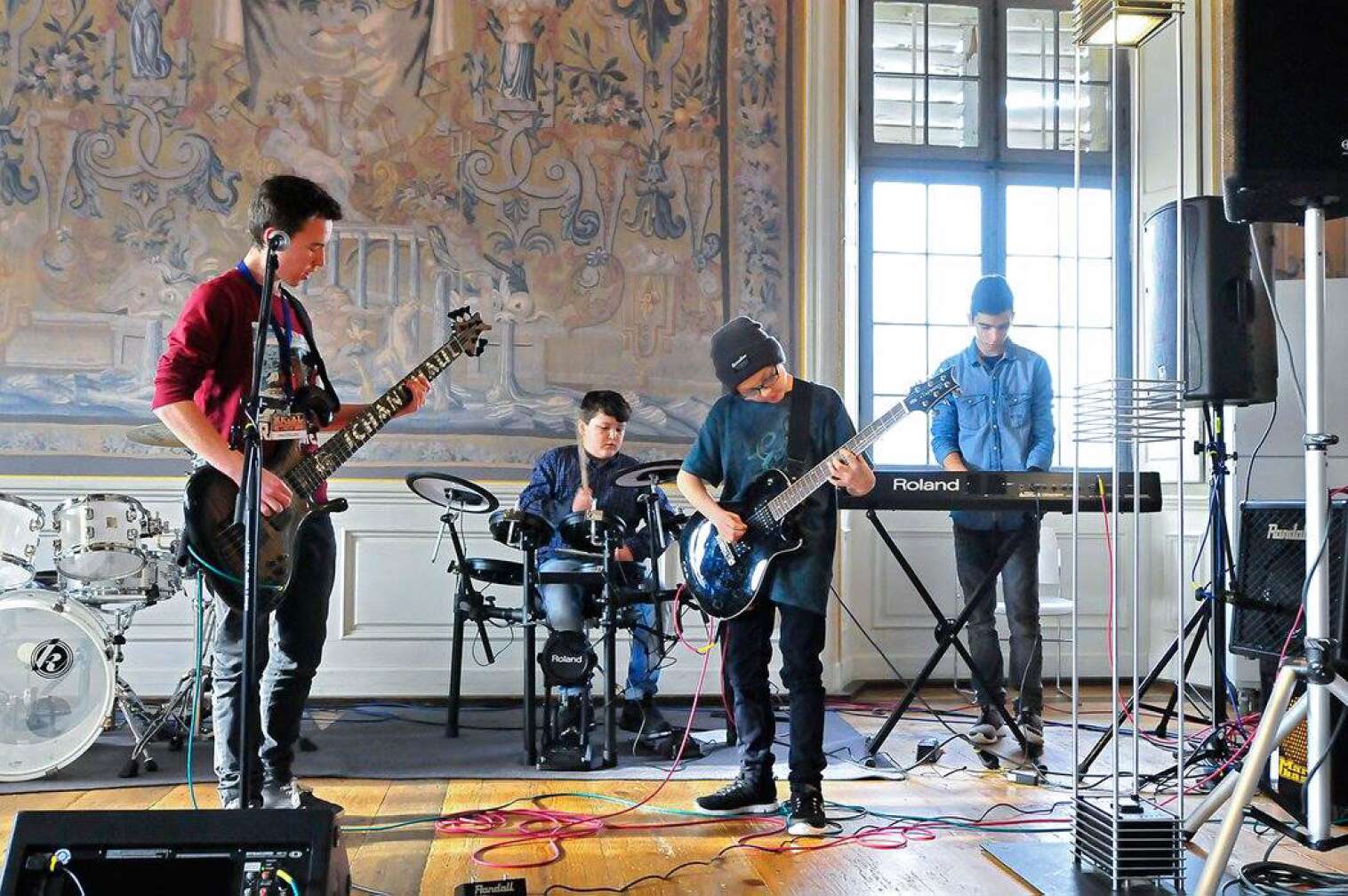 Teilnehmer des Wacken:Music:Camp beim Proben in einem Saal des Schloss Alteglofsheim