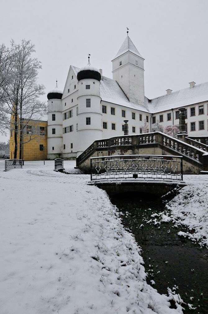 Das Schloss Alteglofsheim von Außen im Winter mit Schnee