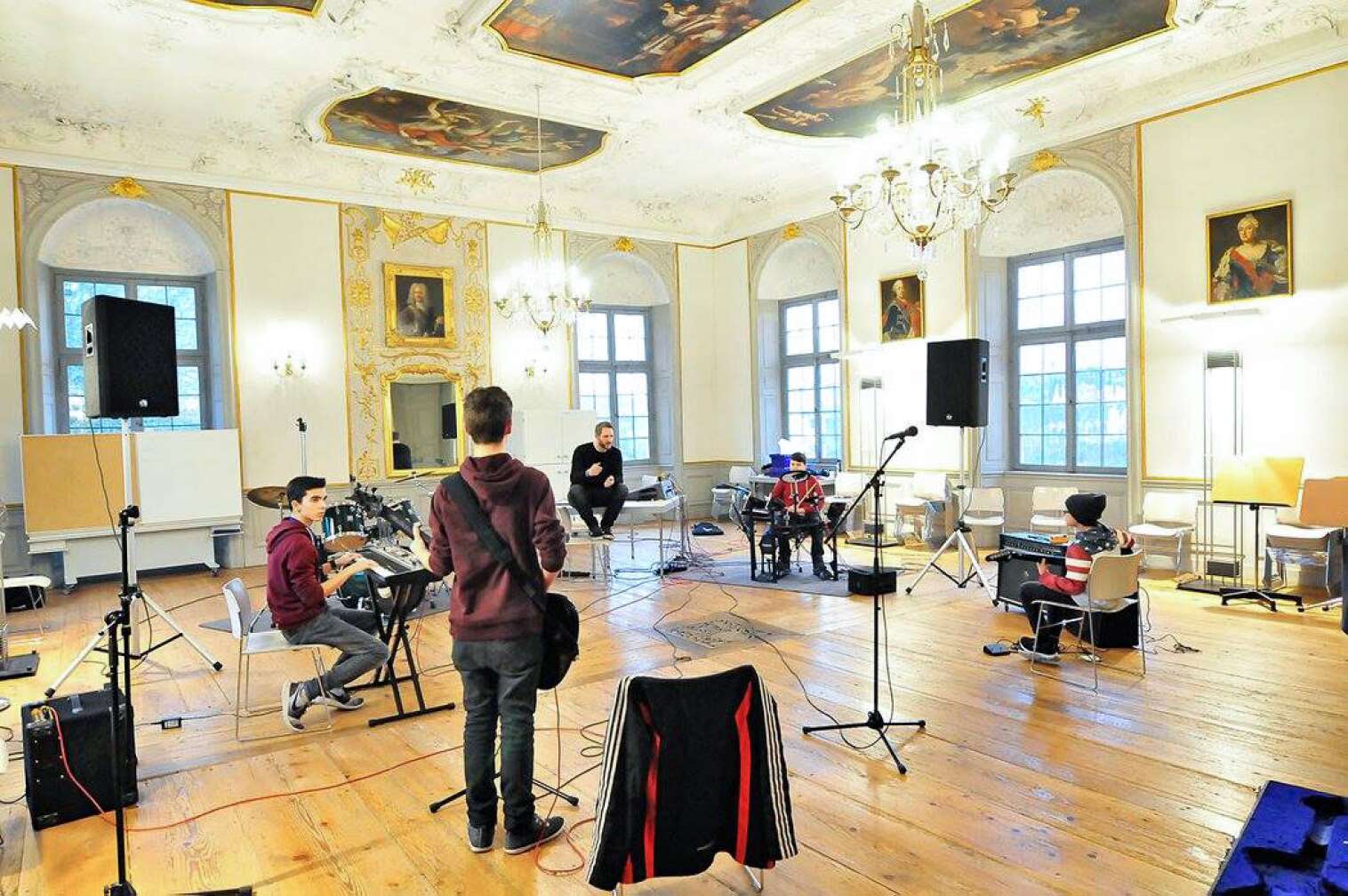 Teilnehmer des Wacken:Music:Camp beim Unterricht in einem prunkvollen Raum des Schloss Alteglofsheim