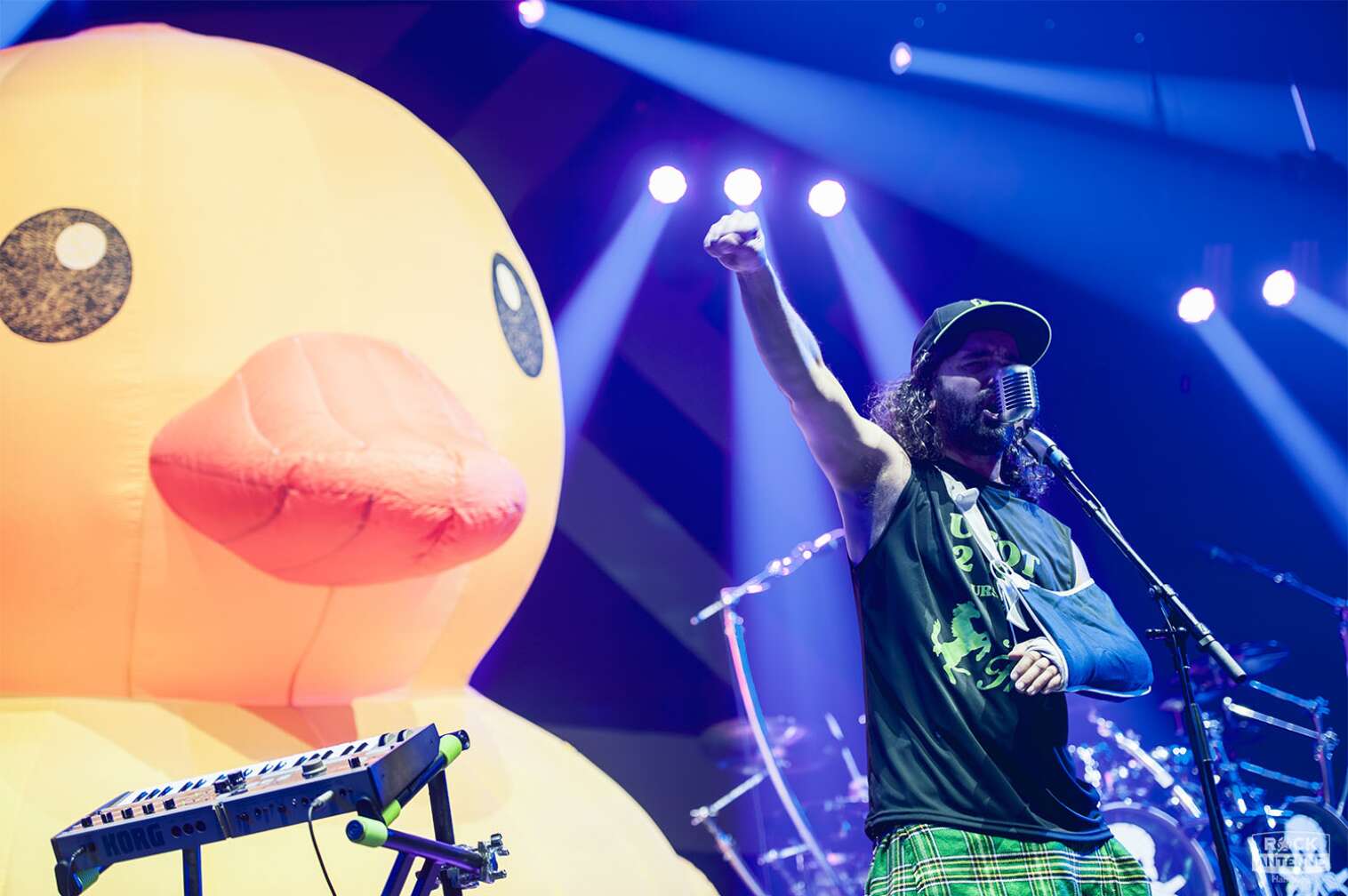 Ein Konzertfoto der Pirate Metal Band ALESTORM als Vorband von SALTATIO MORTIS live in der Sporthalle Hamburg am 22.11.2023