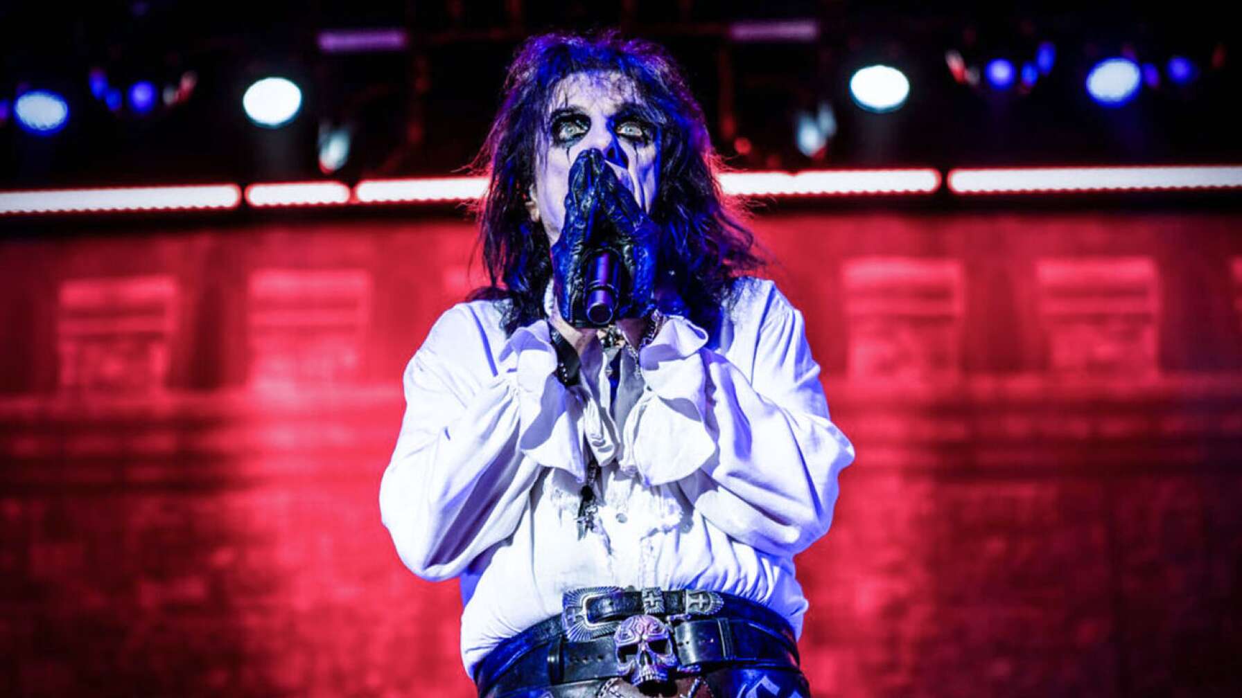 Alice Cooper on stage roter Hintergrund