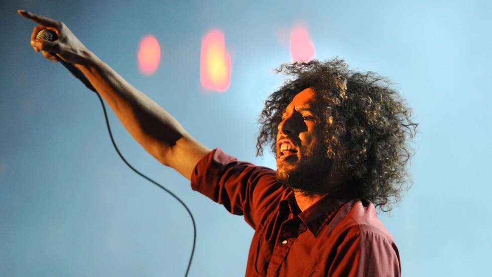 Zack de La Rocha auf der Bühne mit dem Mikro in der Hand