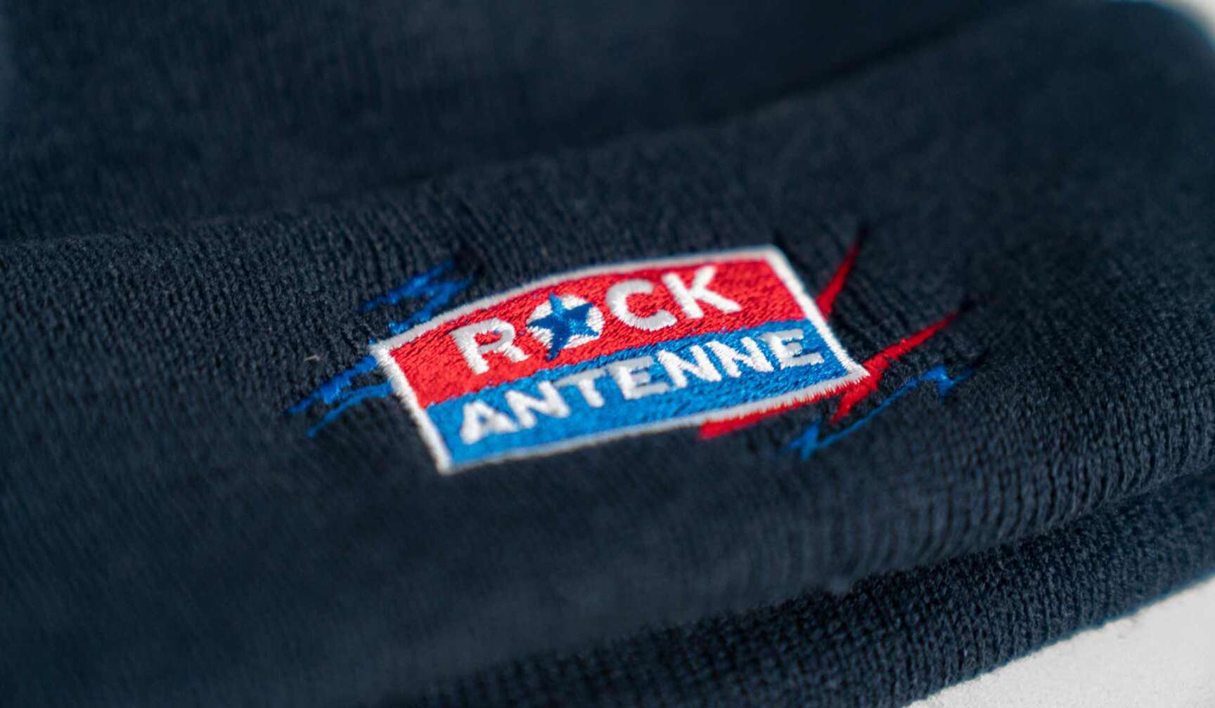 Foto der limitierten ROCK ANTENNE Mütze - dunkelblau, mit eingesticktem ROCK ANTENNE Logo