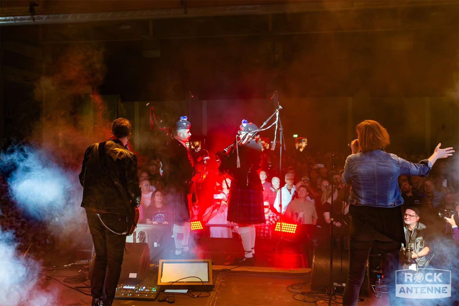 Ein Live Foto der ROCK ANTENNE Band bei ihrem Auftritt bei der CLASSIC ROCK NIGHT am 26.01.2024 bei der Motorradmesse MotorradWelt Bodensee in Friedrichshafen