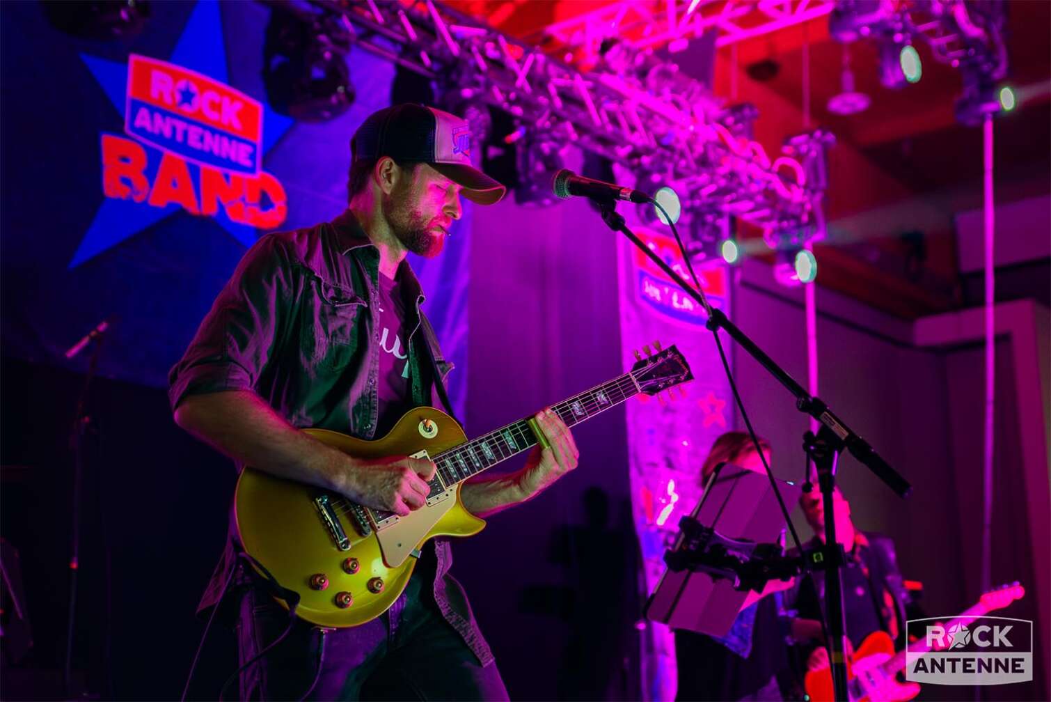 Ein Live Foto der ROCK ANTENNE Band bei ihrem Auftritt bei der CLASSIC ROCK NIGHT am 26.01.2024 bei der Motorradmesse MotorradWelt Bodensee in Friedrichshafen