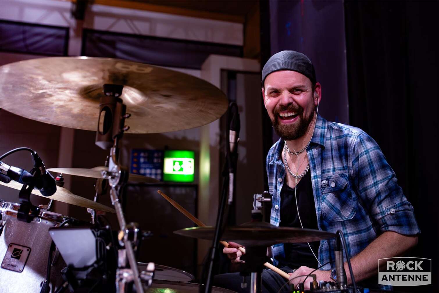 Ein Live Foto der ROCK ANTENNE Band bei ihrem Auftritt bei der CLASSIC ROCK NIGHT am 26.01.2024 bei der Motorradmesse MotorradWelt Bodensee in Friedrichshafen