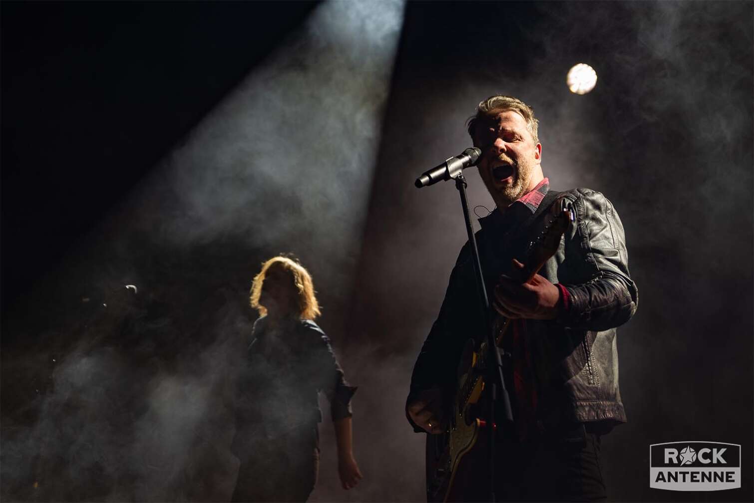 Ein Live Foto der ROCK ANTENNE Band bei ihrem Auftritt bei der CLASSIC ROCK NIGHT am 26.01.2024 bei der Motorradmesse MotorradWelt Bodensee in Friedrichshafen