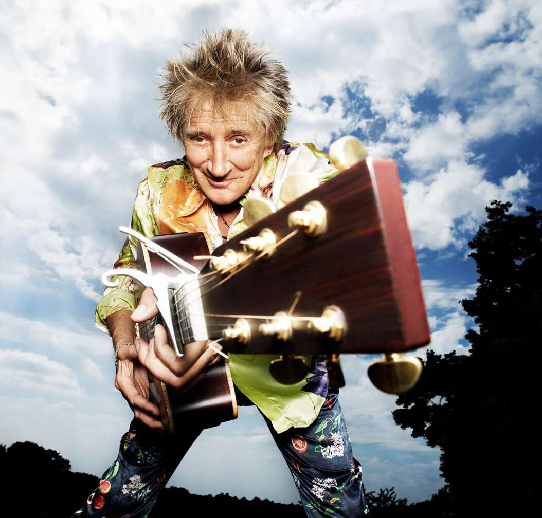 Rod Stewart mit Gitarre