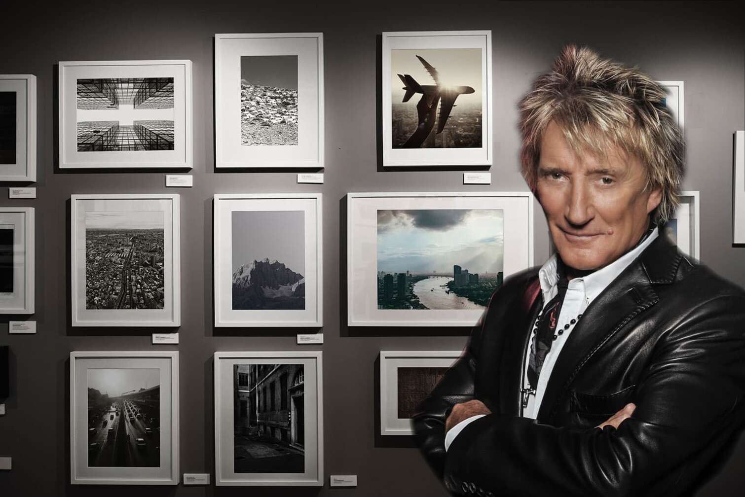 Rod Stewart vor einer Bilderwand