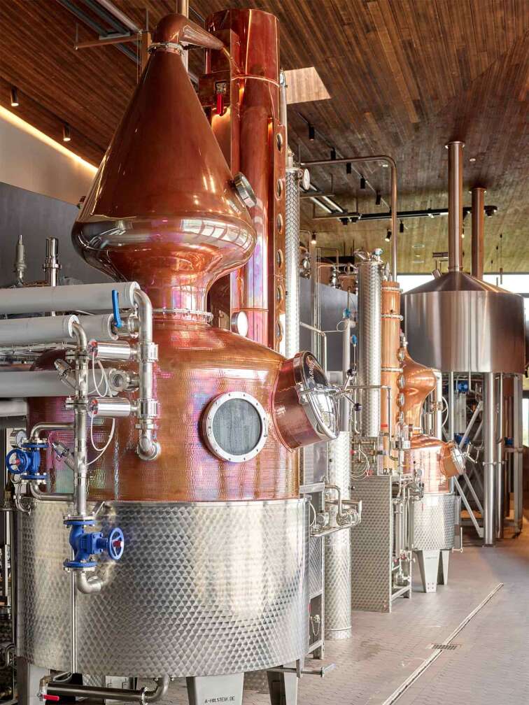 Bild der Brennkessel der Penninger Whisky Brennerei im Bayerwald