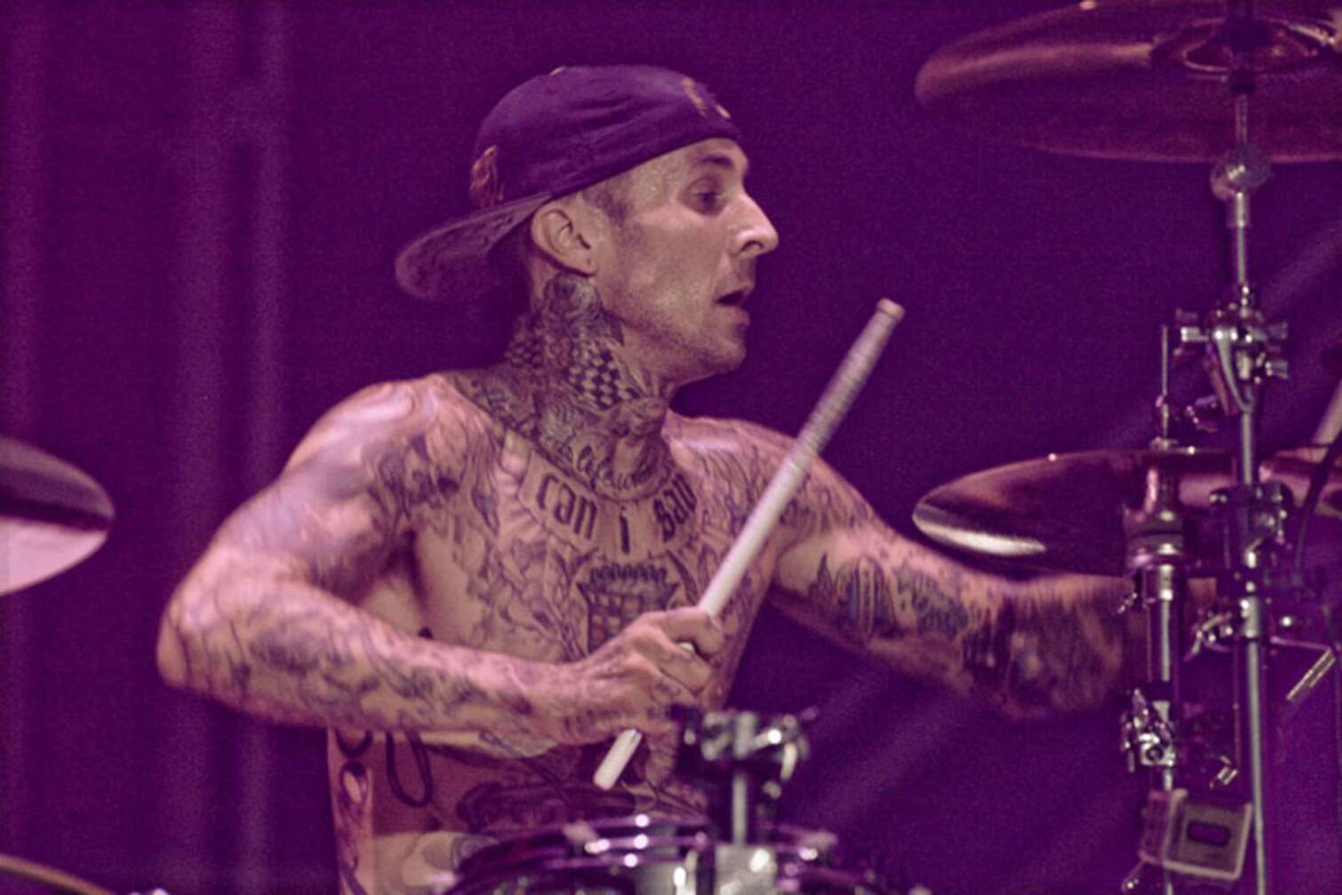 Travis Barker spielt Schlagzeug