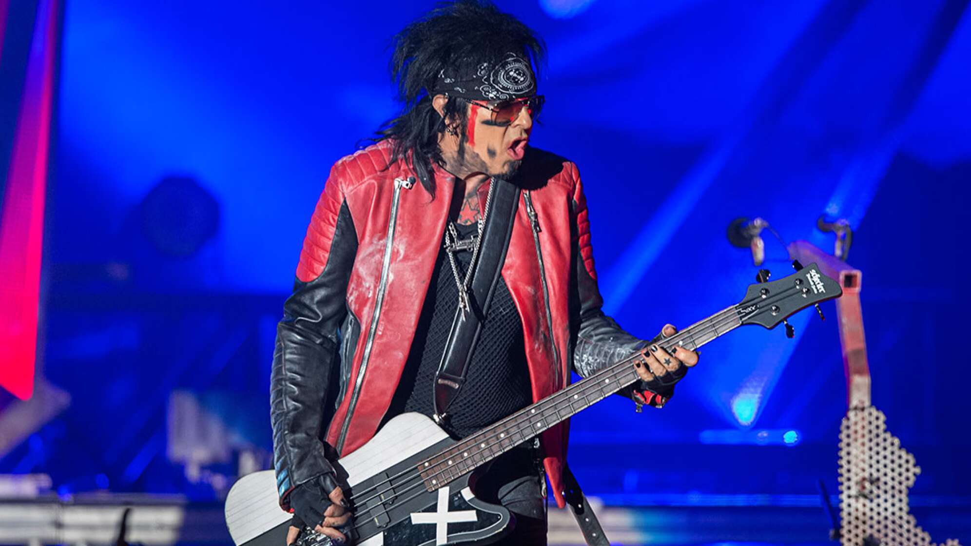 Nikki Sixx mit Gitarre on stage