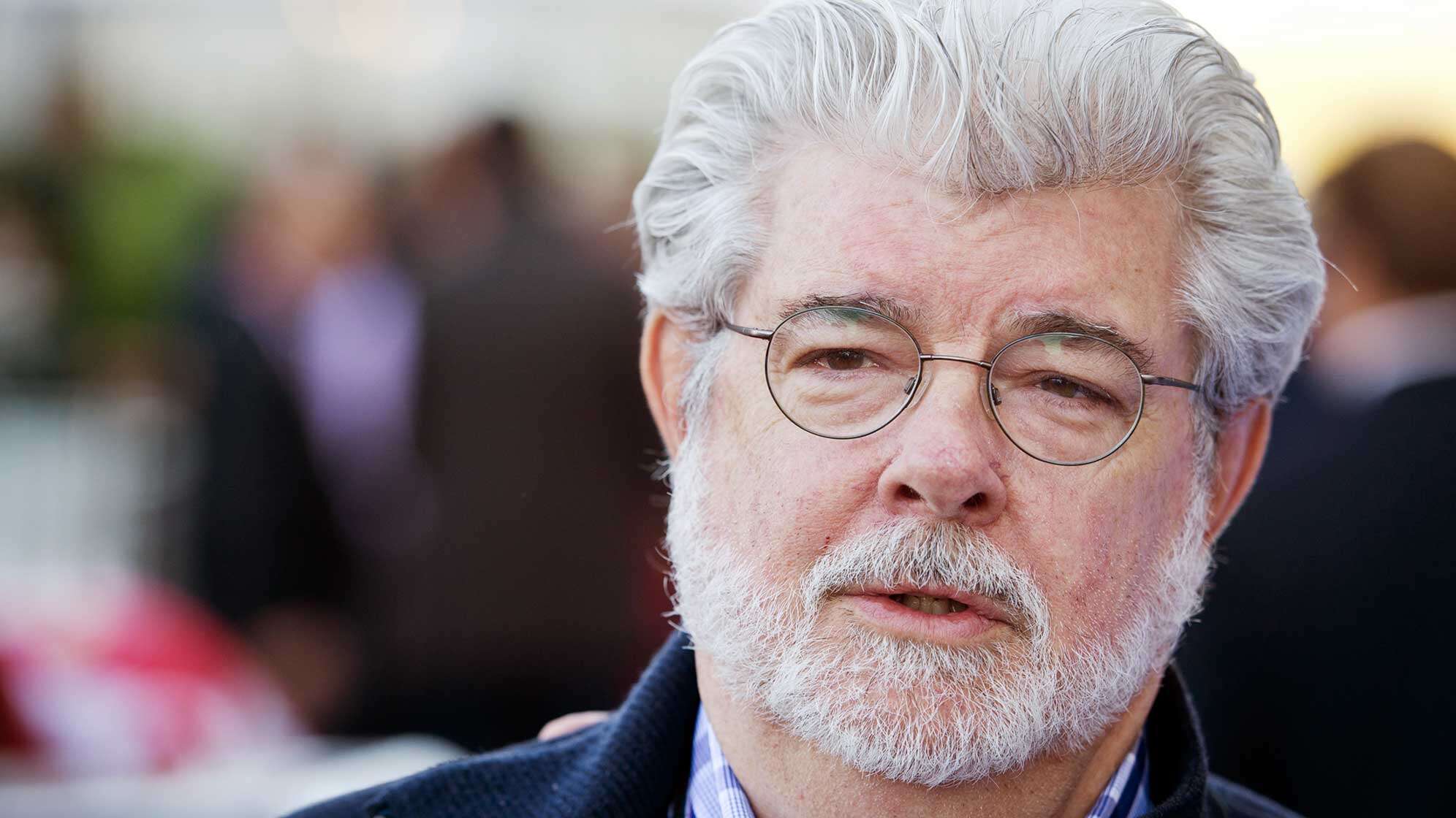 George Lucas mit grau-weißen Haaren, Bart und Brille