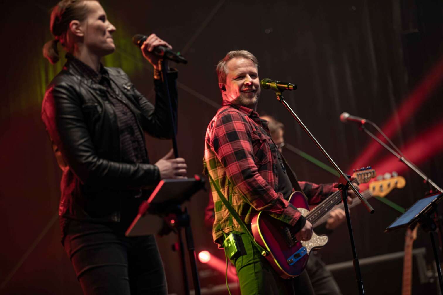 Die ROCK ANTENNE Band tritt bei der Motorradsternfahrt Kulmbach auf. Nahaufnahme von Sänger und Sängerin.