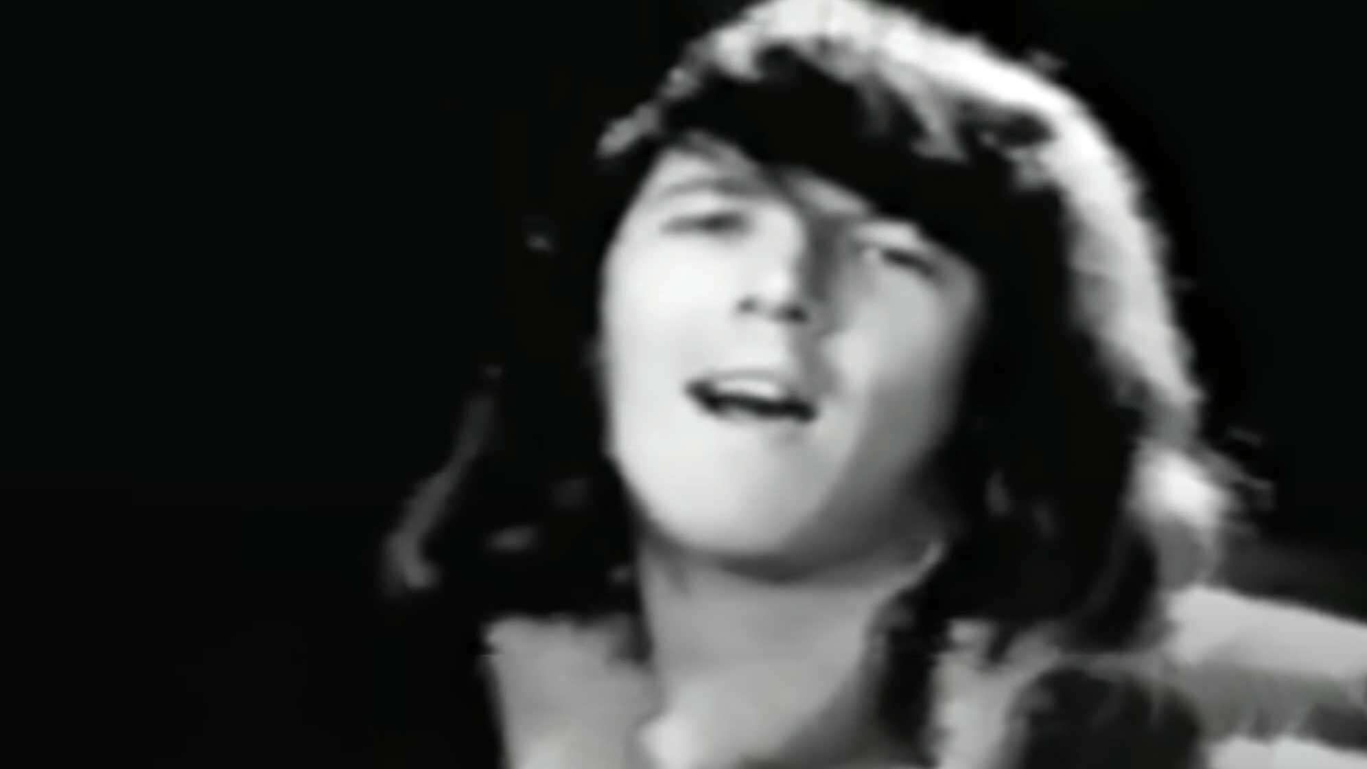 Screenshot aus dem Musikvideo zum Song "In A Gadda Da Vida" von Iron Butterfly, zu sehen ist Sänger und Keyboarder Doug Ingle