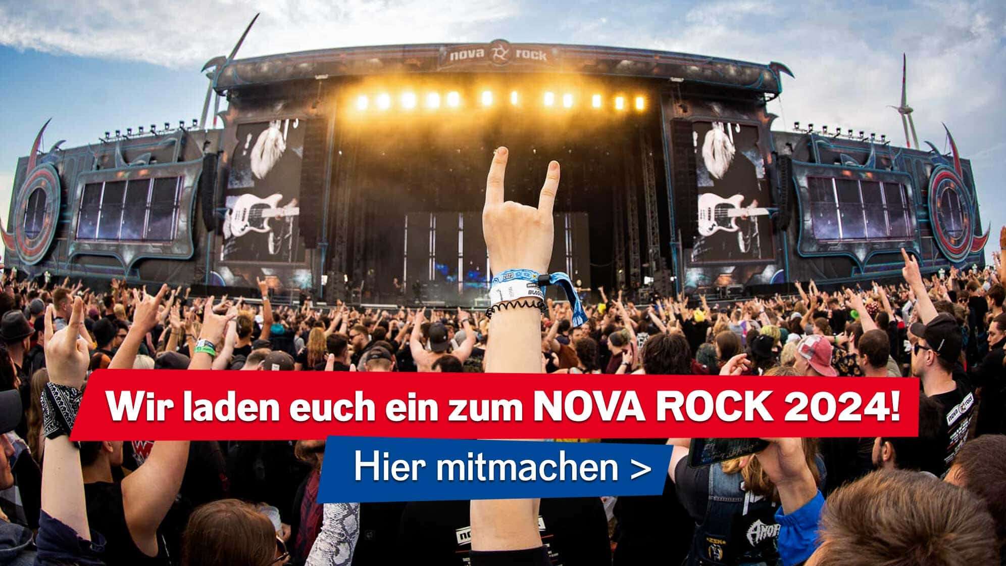 Festivalbesucher stehen vor der Bühne des NOVA ROCK Festivals 2023, während eine Band spielt und machen die Pommesgabel-Geste, dazu der Text: Wir laden euch ein zum NOVA ROCK Festival 2024  - hier mitmachen