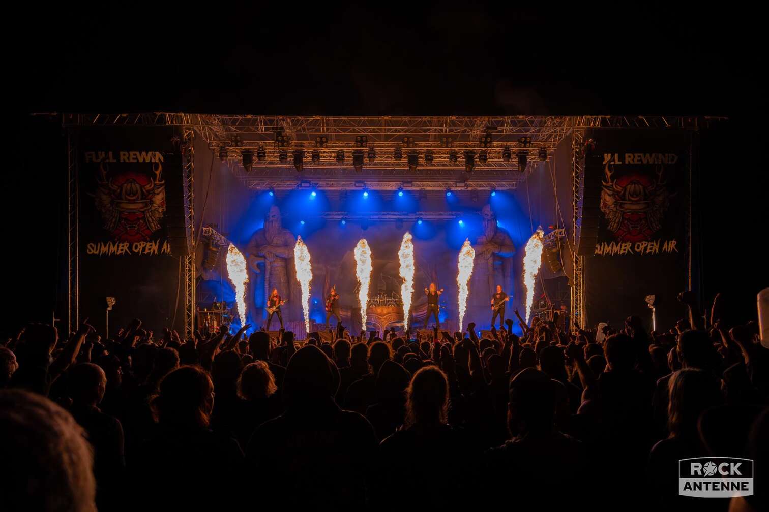 Foto der Band Amon Amarth bei ihrem Auftritt auf dem FULL REWIND Festival 2024