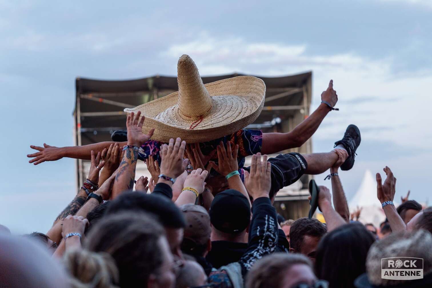 Foto vom Festivalgelände und den Besuchern des FULL REWIND Festival 2024