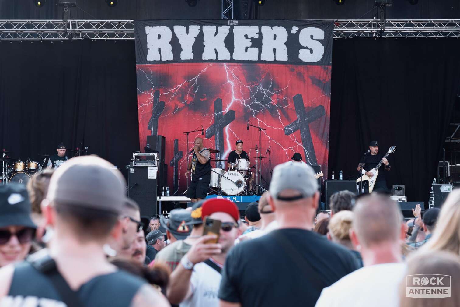 Foto der Band Rykers bei ihrem Auftritt auf dem FULL REWIND Festival 2024