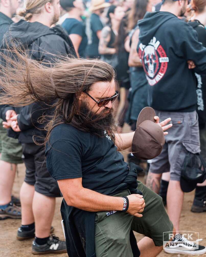 Konzertbesucher beim Headbangen auf dem FULL REWIND Festival 2024