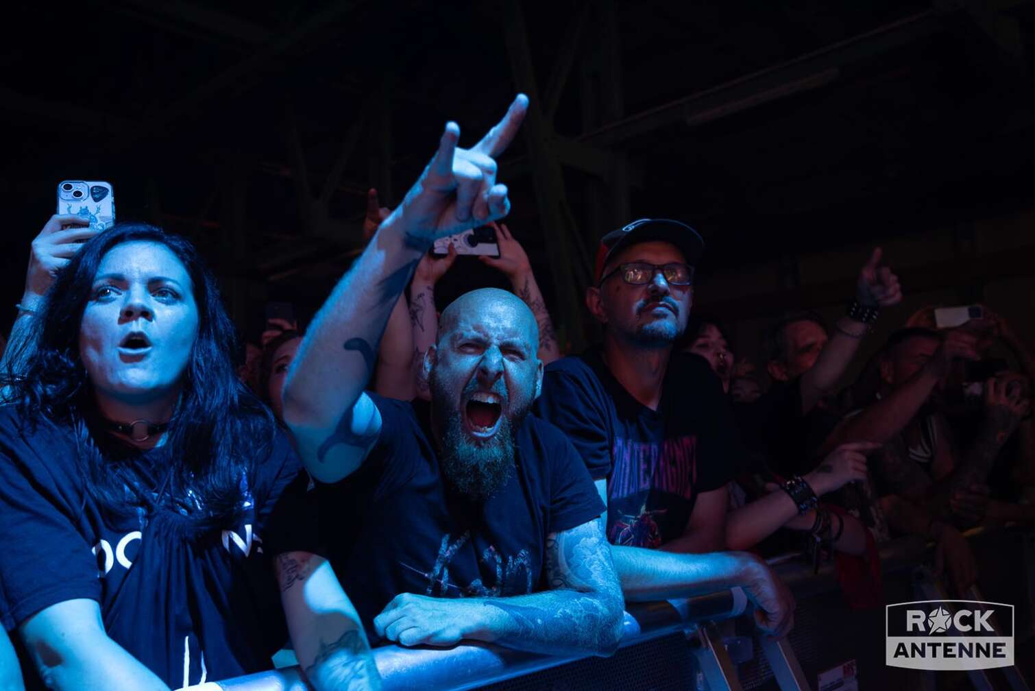 Jubelnde Konzertbesucher beim Konzert von KORN am 15. August 2024 im Zenith in der Rock City München