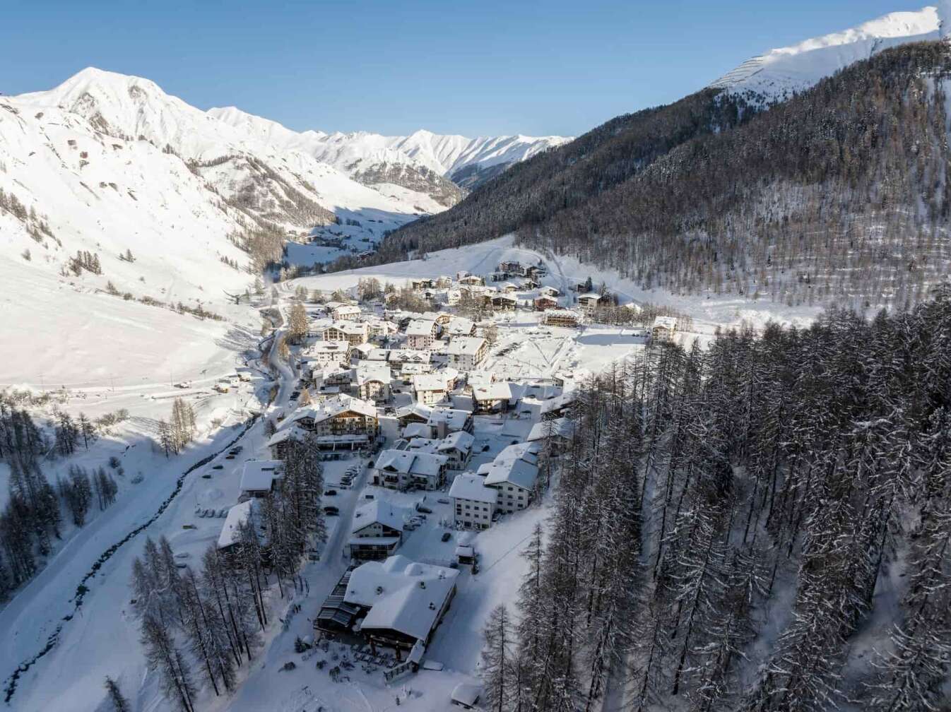 Foto des Dorfes Samnaun inmitten der schneebedeckten Berge