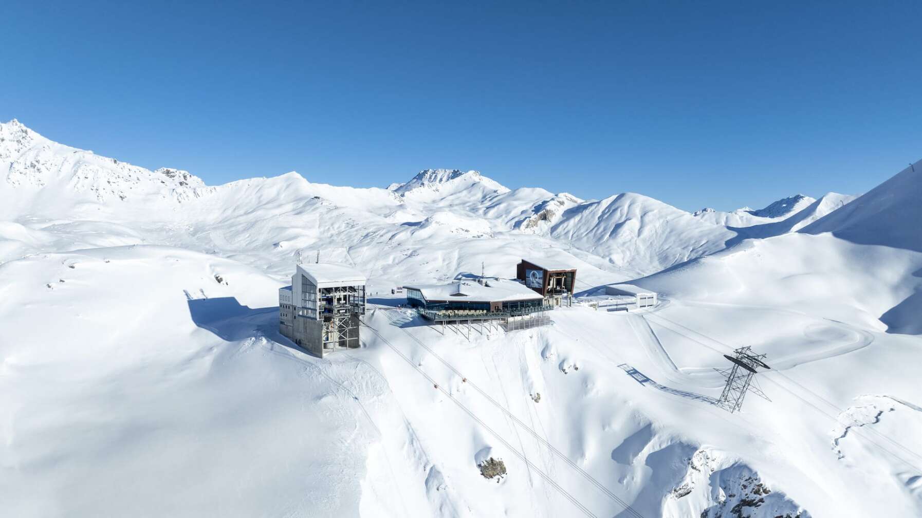 Bergstation Samnaun inmitten der schneebedeckten Berge in der Silvretta Arena Samnaun/Ischgl