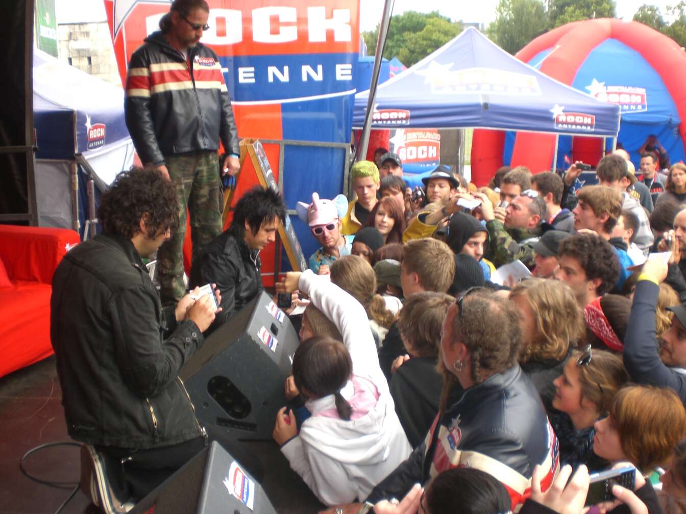 Rockstars geben Autogramme bei einem ROCK ANTENNE Konzert