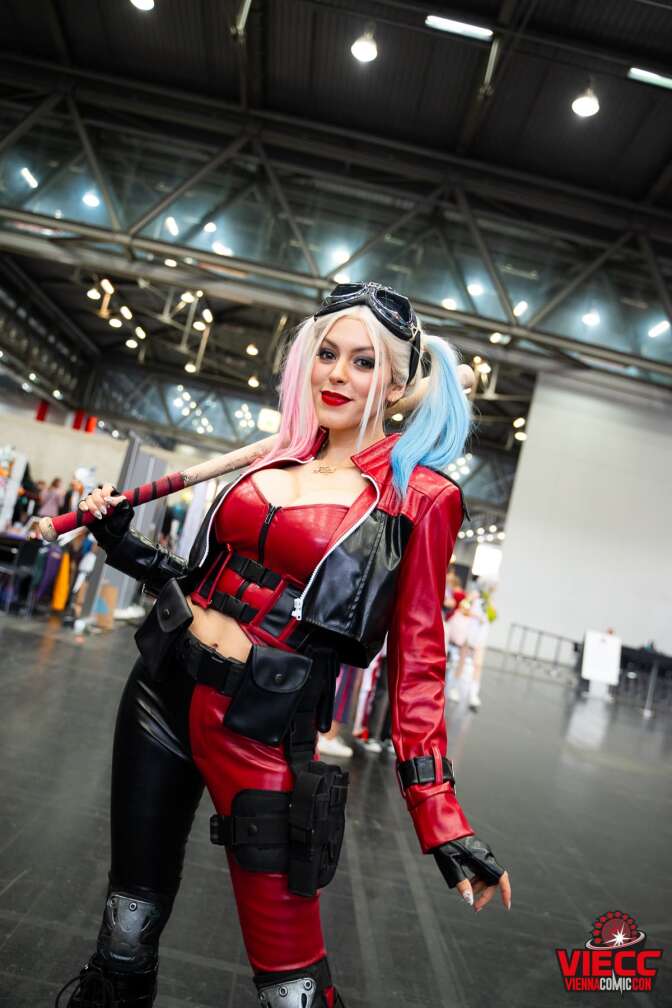 Eine Frau im Harley Quinn Kostüm bei der Vienna Comic Con 2023