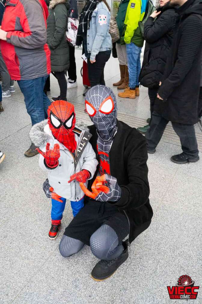 Ein Mann und ein Kind in Spiderman Kostümen bei der Vienna Comic Con 2023